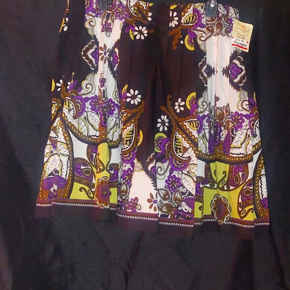 Pretty pleated skirt.. Nice wear to church or brunch. Size 14🥰